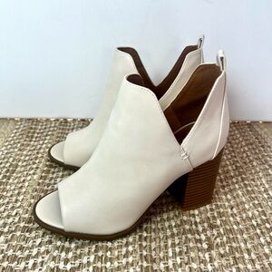 Chelsea & Zoe • Peep Toe Block Heel Ankle Booties • Cream • Size 7.5 • Cute! 🩷